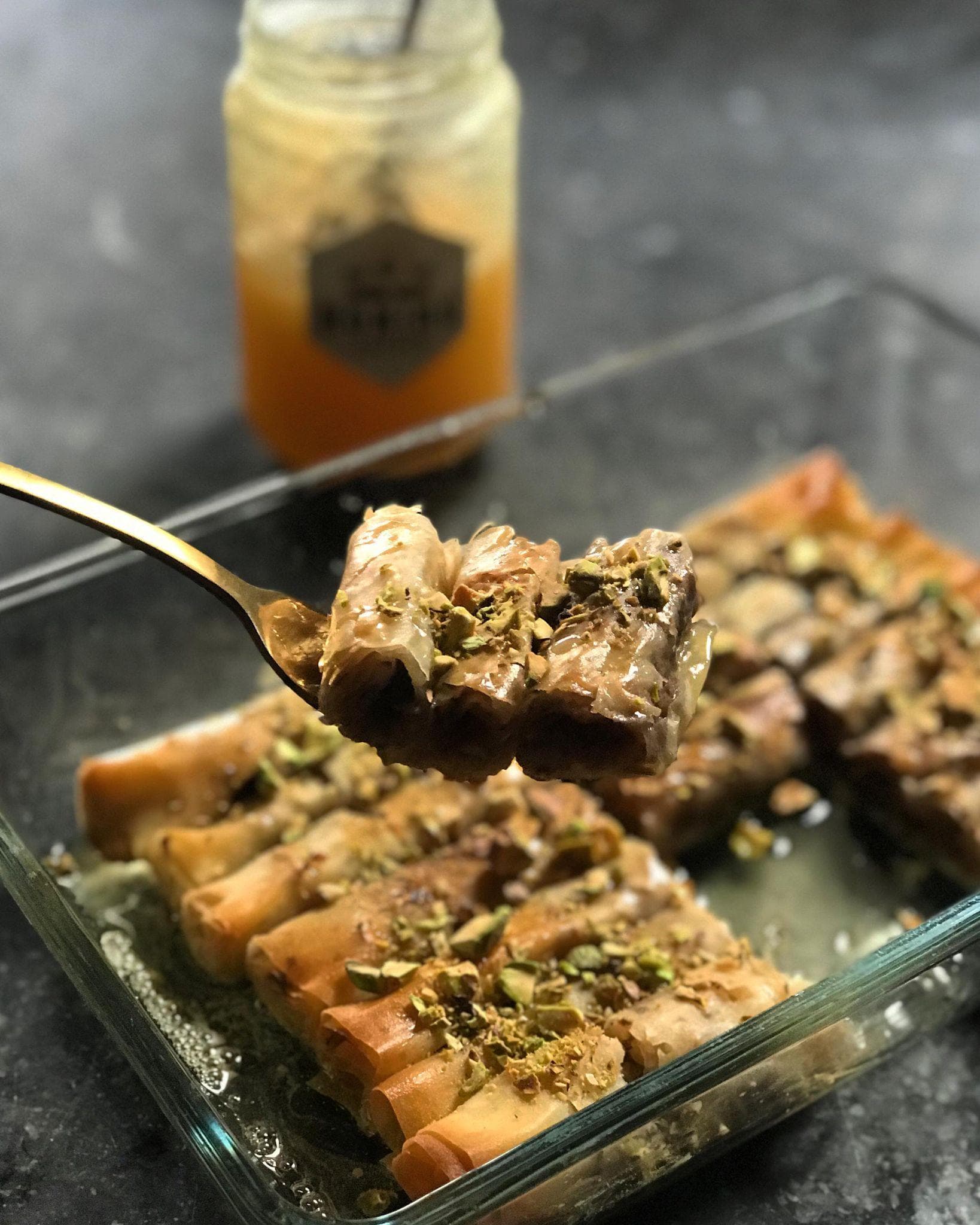 Baklava die klaar is om op te eten. 