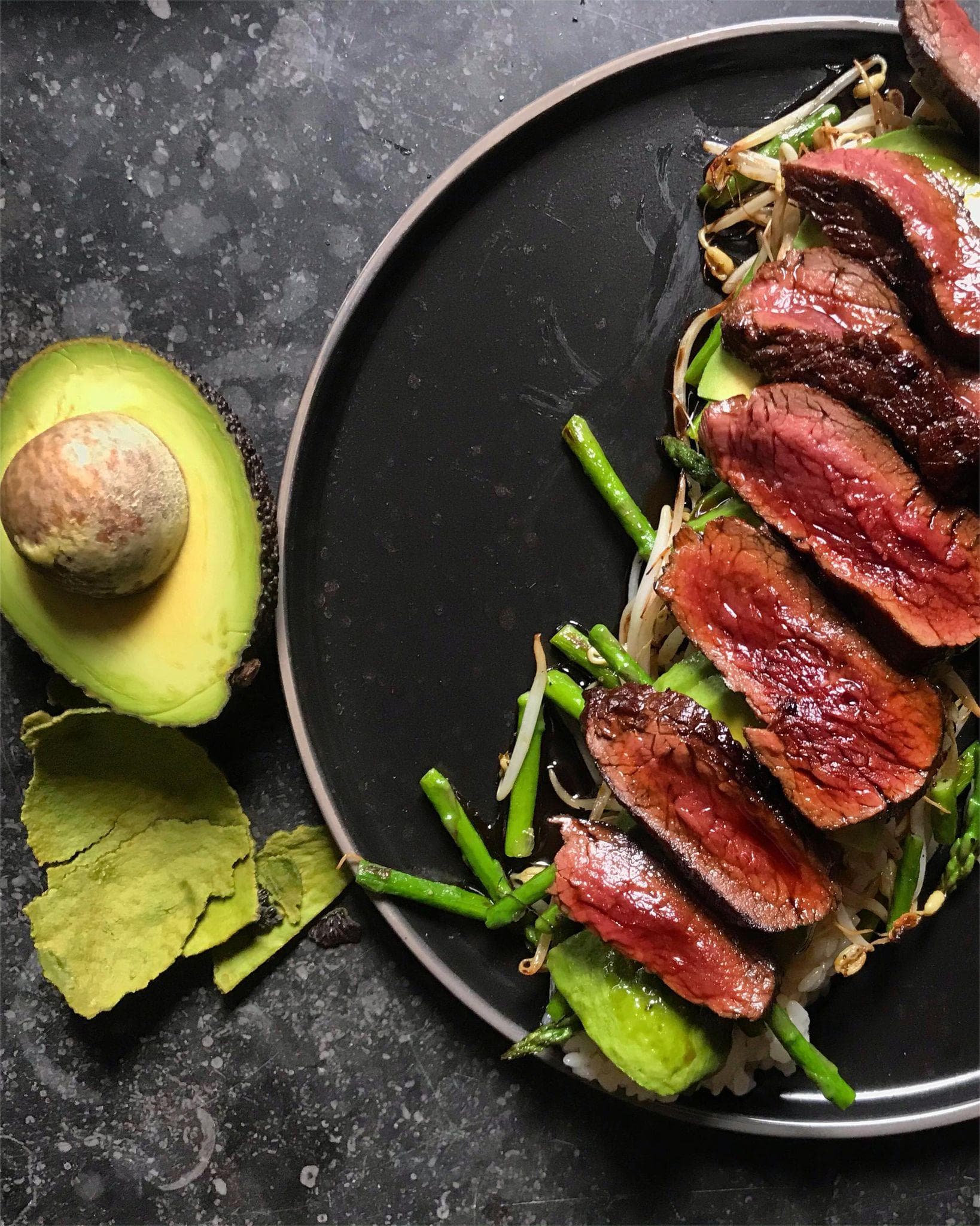 Ossenhaas op sushi rijst, tauge, groene asperges en unagi saus 