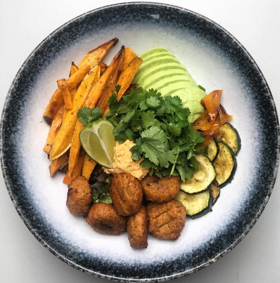 Falafel salade met zoete aardappel, courgette en avocado. 