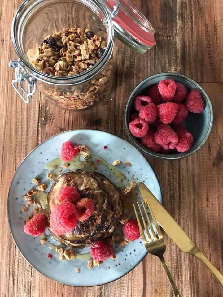 Bananen pannenkoekjes met frambozen en granola. 