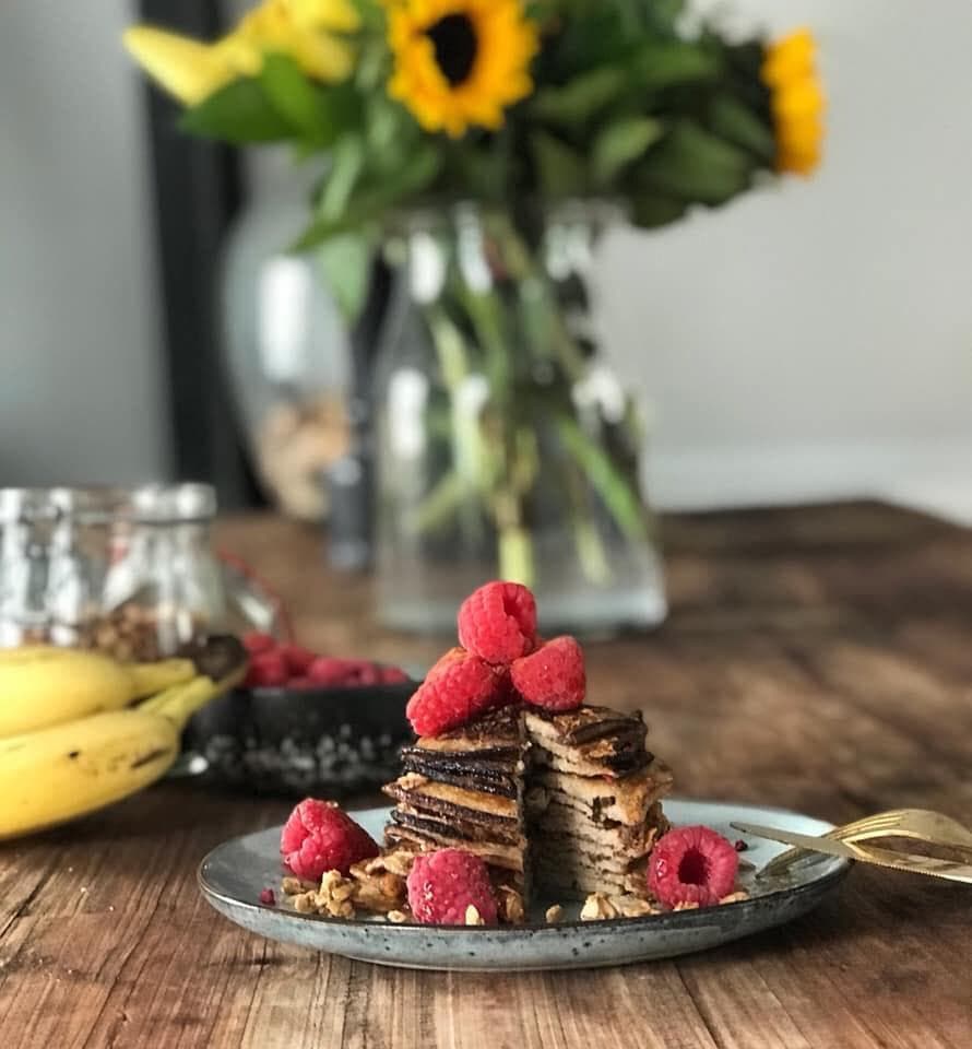 Bananen pannenkoekjes met frambozen en granola. 