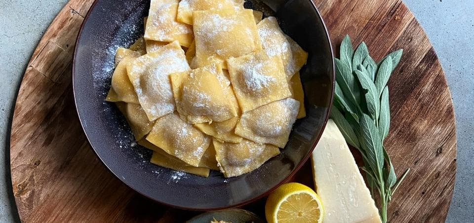 Ravioli met pompoen, ricotta en salie 